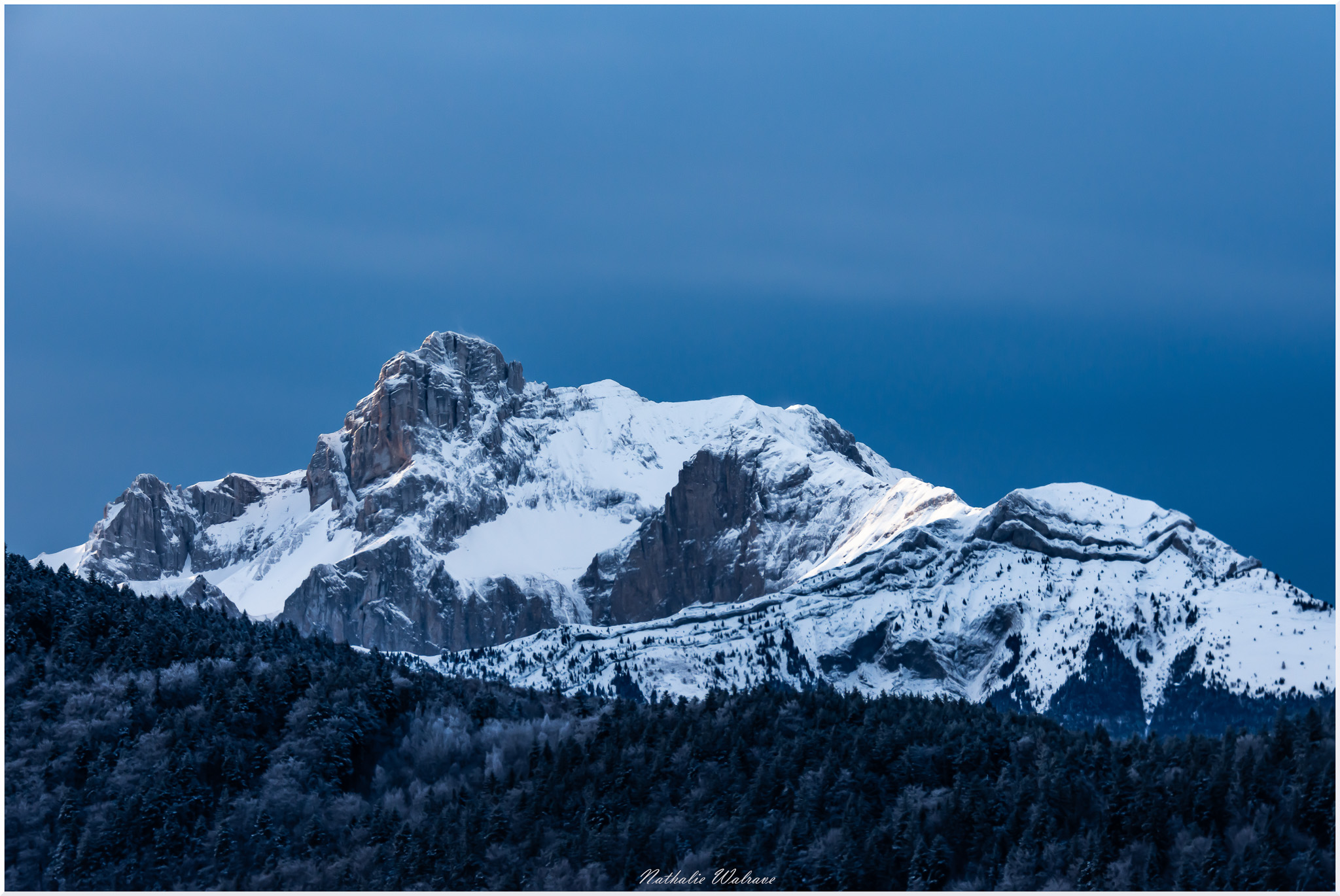 l'Obiou et sa petite aiguille enneigé au petit matin